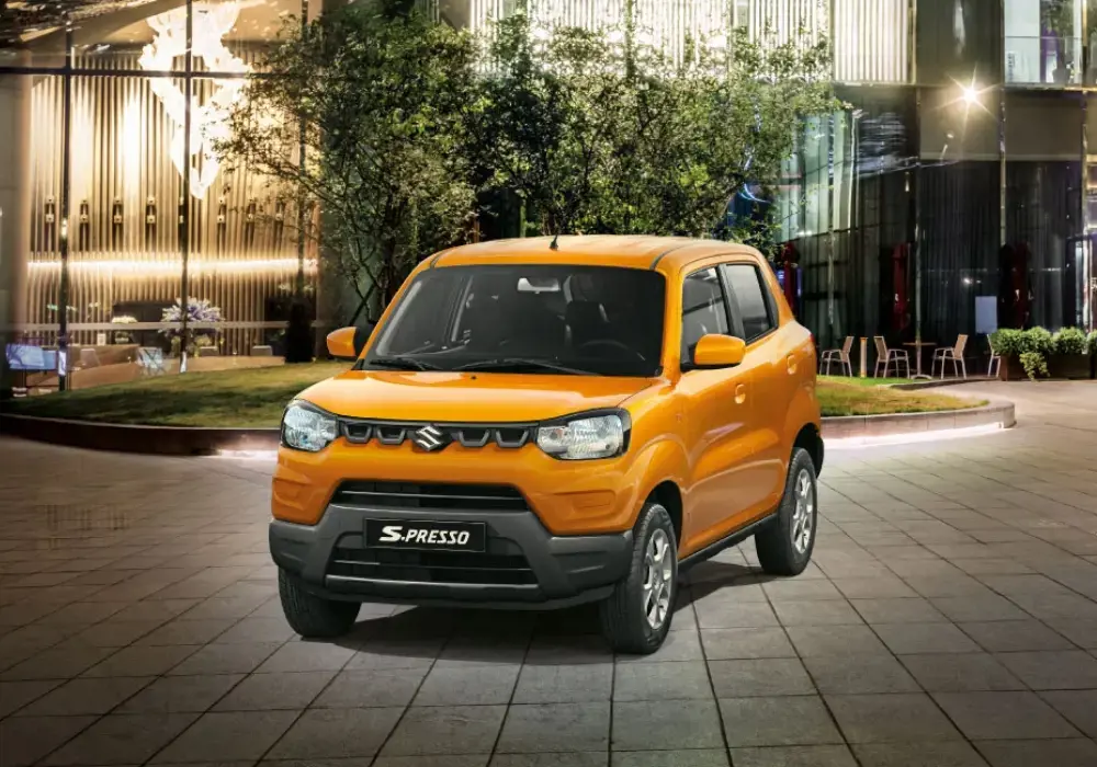 Suzuki S-Presso naranja estacionado en un área pavimentada