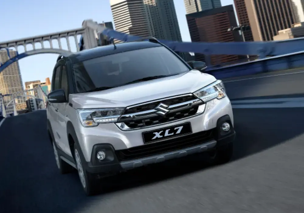 Suzuki XL7 de color blanco plateado, con un techo negro