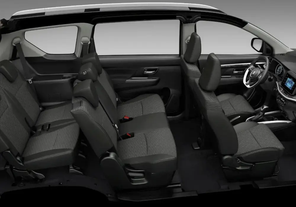 Interior de un Suzuki XL7, mostrando sus tres filas de asientos para 7 pasajeros